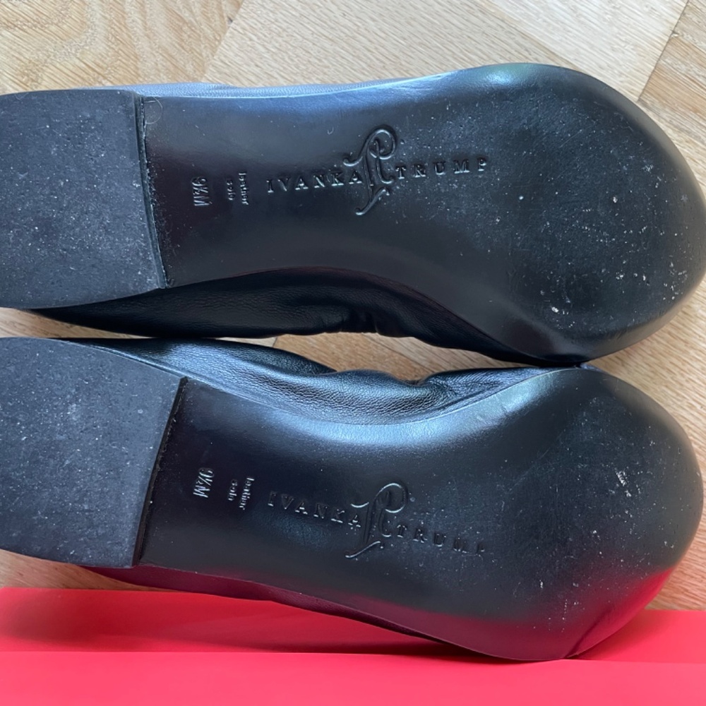 Ivanka Trump Leather Ballet Flat w/gold studs Sz 9.5 - Picture 3 of 8